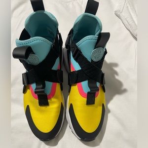 Nike Huarache size 7 men could be unisex high top